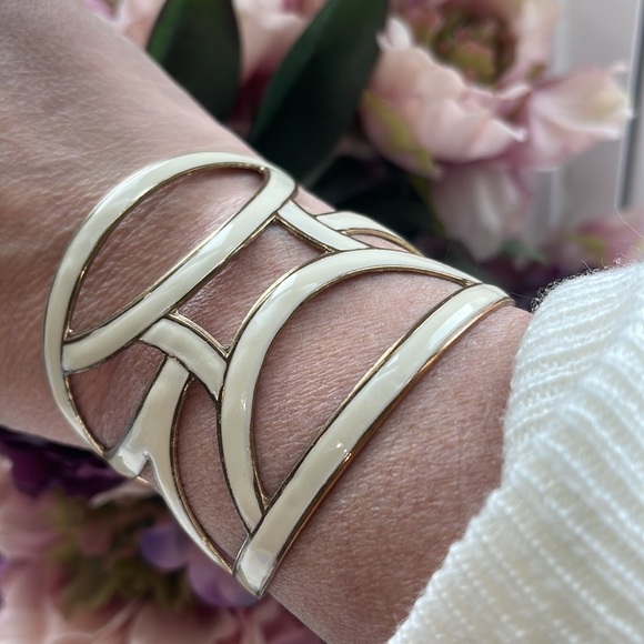 🤍💖✨ Enamel Cream and Gold Cuff Bracelet - Picture 5 of 17